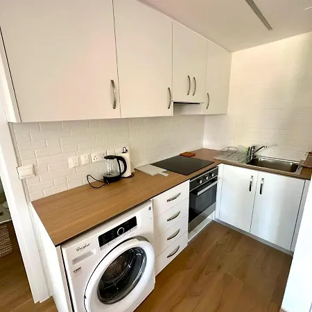 Apartman Sea View - 2 Min Walk To The & 200 Mbit Highspeed Internet Lárnaka